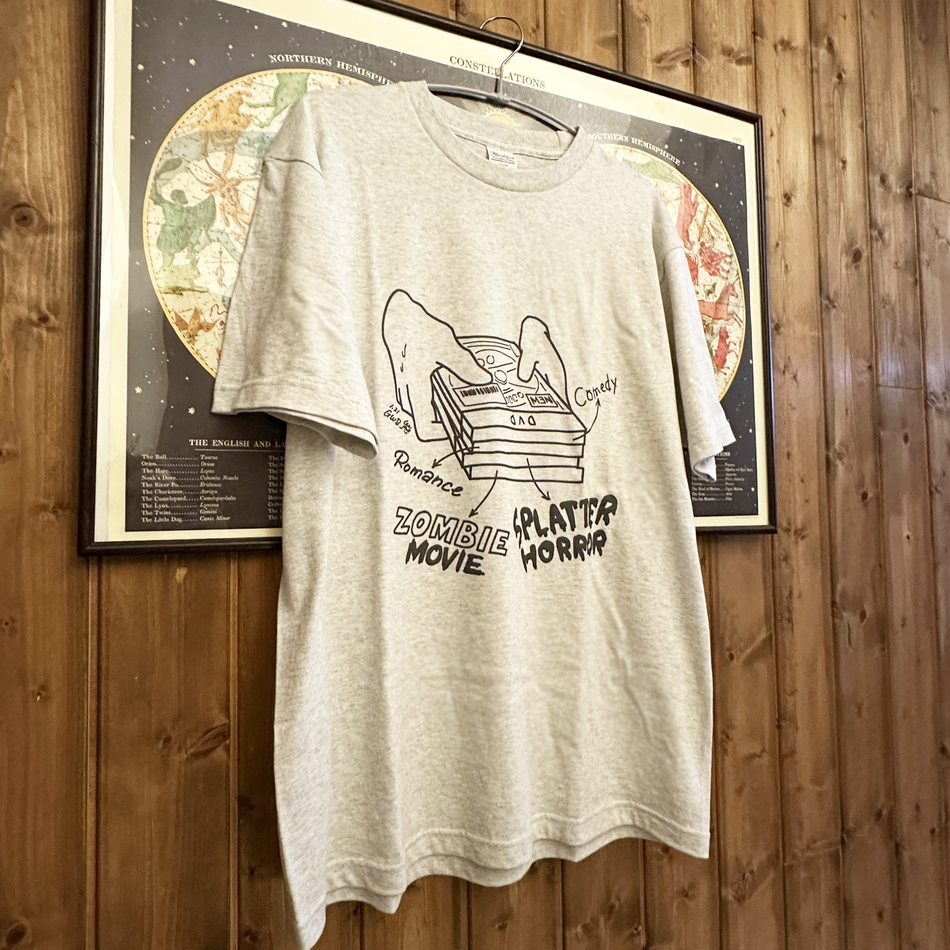 Tシャツ「ホラー観たいのに恥ずかしかったあの頃の借り方」イラストブラックver. 定番Ｔシャツ