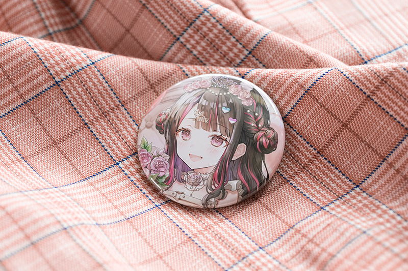 【オリラボ限定】デビュー1周年グッズ - 57mm缶バッジ(受注生産) 缶バッジ