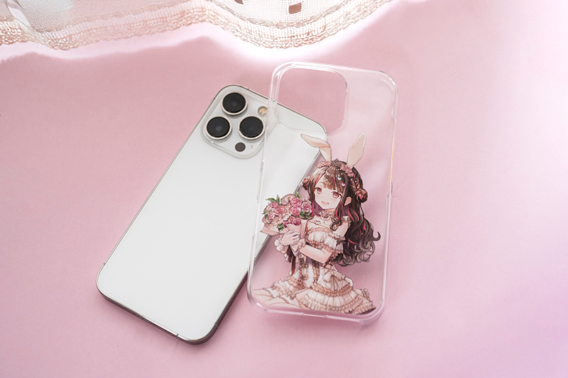 【オリラボ限定】デビュー1周年グッズ - スマホケース iPhone15 (透明)(ハードケース)
