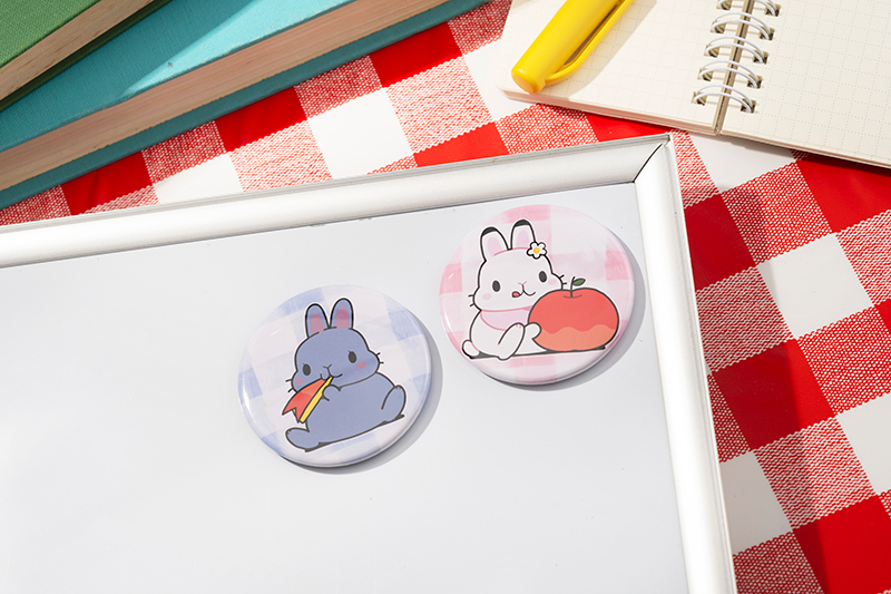 【オリラボ限定】「WE LIKE APPLES」缶マグネット57mm 2個セット(受注生産) 缶バッジ