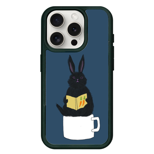 黒うさぎの読書 iPhone15Pro プリントパネルラバーケース