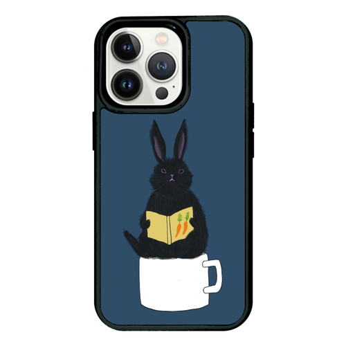 黒うさぎの読書 iPhone 13 Pro プリントパネルラバーケース