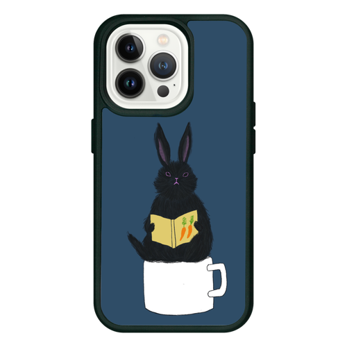 黒うさぎの読書 iPhone14pro クリアパネルラバーケース